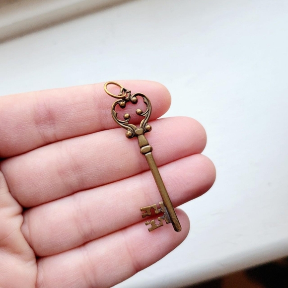 Vintage Bronze Skeleton Key Pendant - Picture 4 of 6
